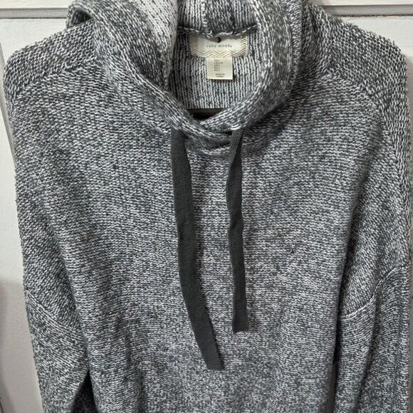 Ruby Moon Hoodie size L. Made out of 90% acrylic 9% nylon and 1% spandex - Picture 2 of 7